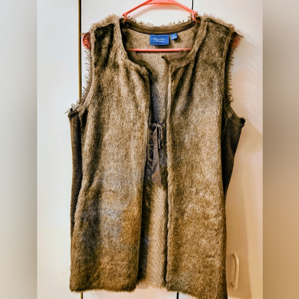 Simply Vera Wang Faux Fur Sleeveless Vest! Nice!